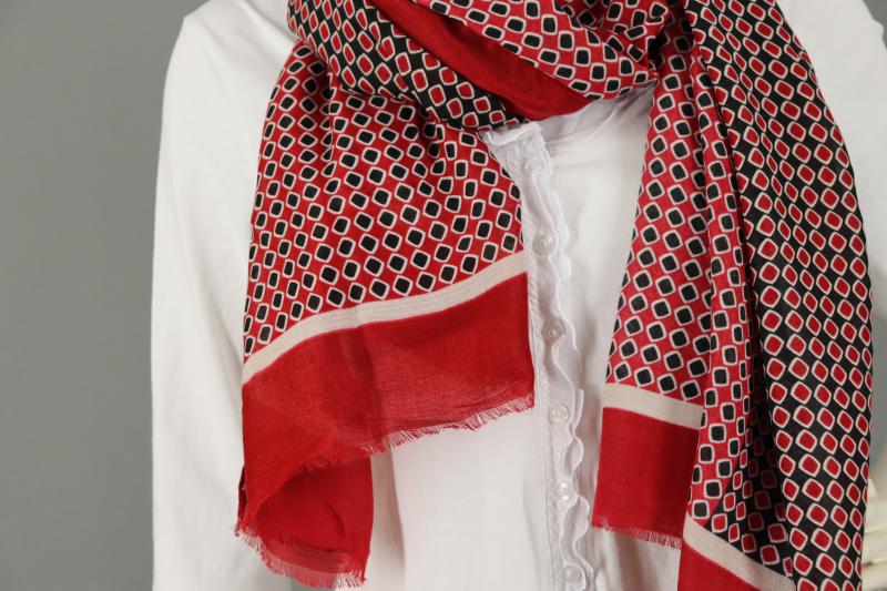 Damenschal XL Tuch dunkelblau rot hellbeige Rauten kleine Fransen