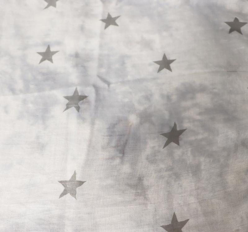 Loop Schal Tuch mit Sternenmuster grau hellgrau blaugrau aus Viskose