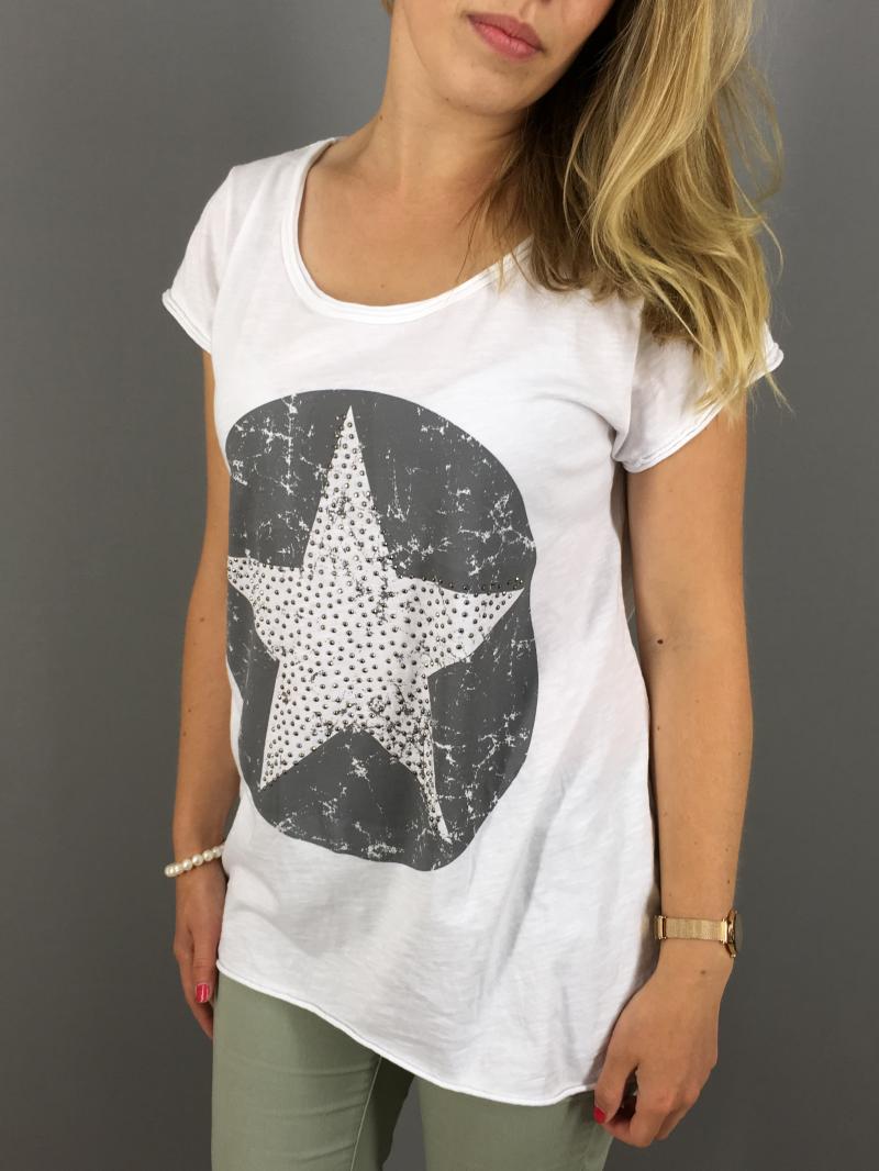 Weißes T-Shirt vorne befindet sich ein großer Kreis in grau mit Nietenstern