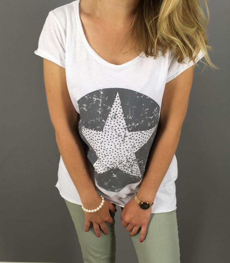 Weißes T-Shirt vorne befindet sich ein großer Kreis in grau mit Nietenstern