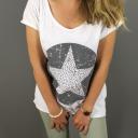 Weißes T-Shirt vorne befindet sich ein großer Kreis in grau mit Nietenstern