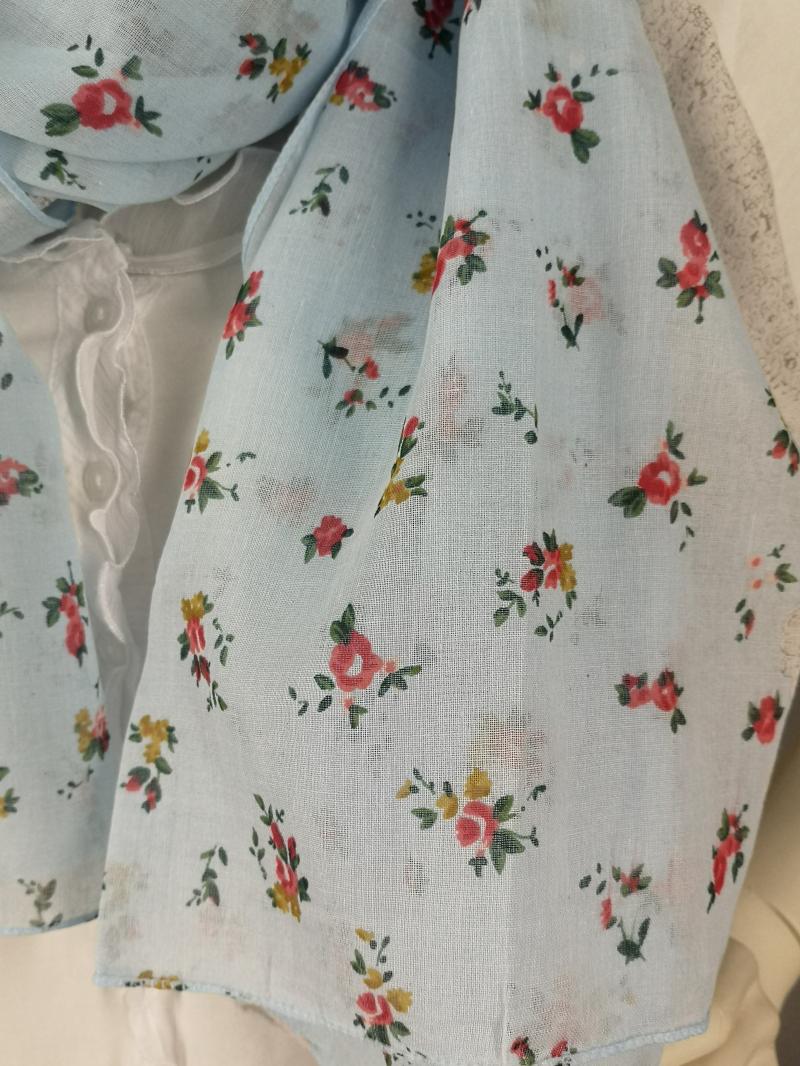 Tuch Schal hellblau mit kleine Blümchen rot grün aus Viskose