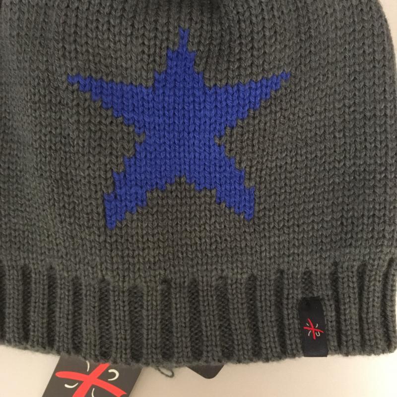 SAMAYA Strickmütze dunkelgrau mit eingestricktem Stern in Blau