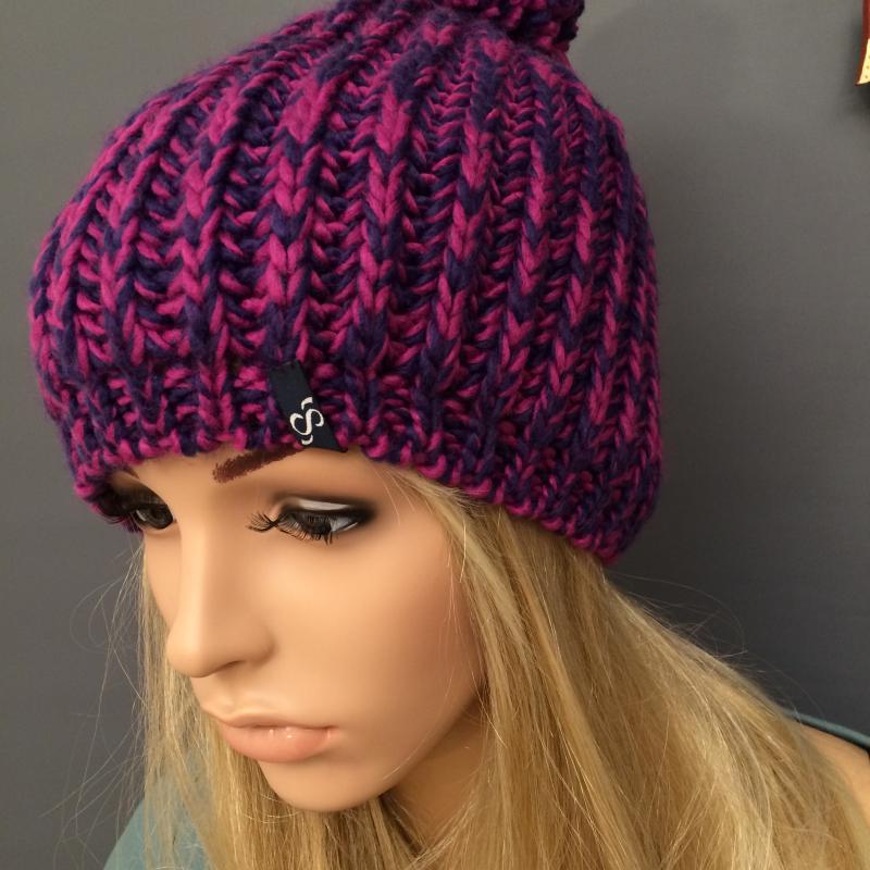 SAMAYA Strickmütze pflaume/purple mit Bommel