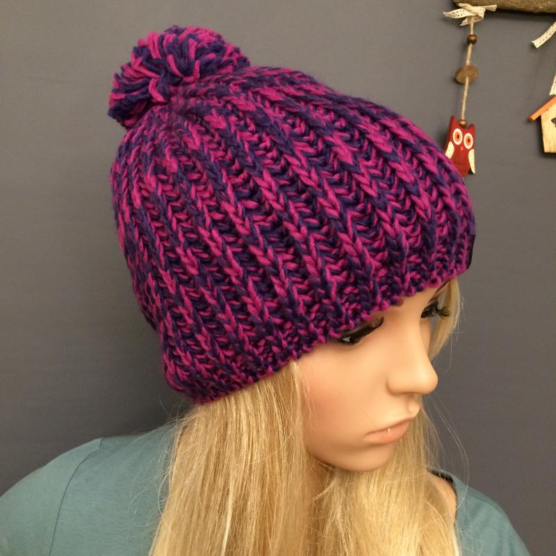 SAMAYA Strickmütze pflaume/purple mit Bommel