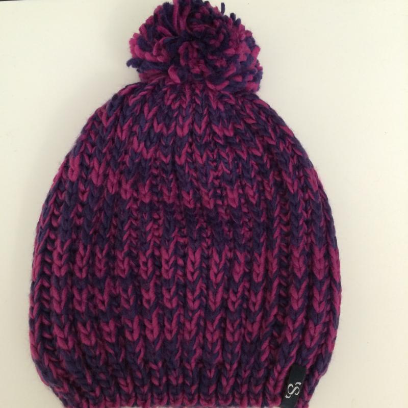 SAMAYA Strickmütze pflaume/purple mit Bommel