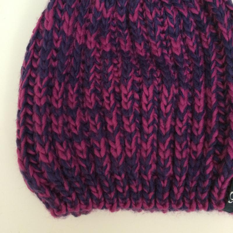 SAMAYA Strickmütze pflaume/purple mit Bommel