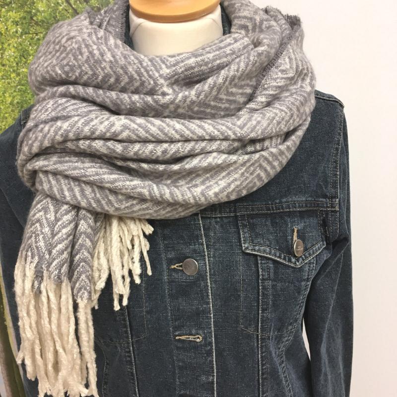 Schal XL Webschal Winterschal Grau Wollweiß mit Fransen Labyrinth