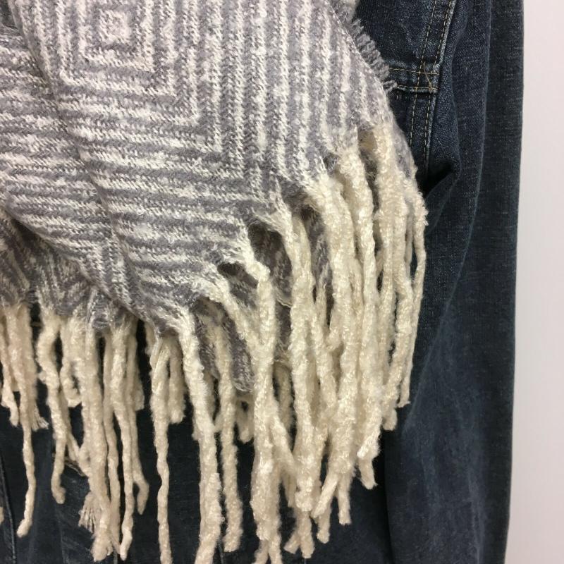 Schal XL Webschal Winterschal Grau Wollweiß mit Fransen Labyrinth