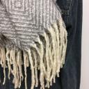 Schal XL Webschal Winterschal Grau Wollweiß mit Fransen Labyrinth
