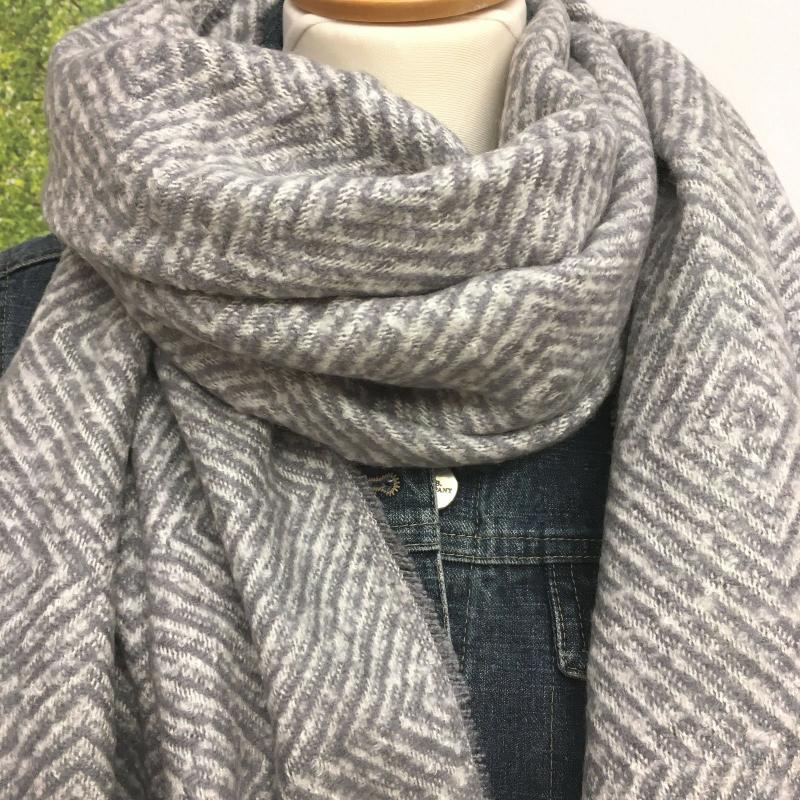 Schal XL Webschal Winterschal Grau Wollweiß mit Fransen Labyrinth