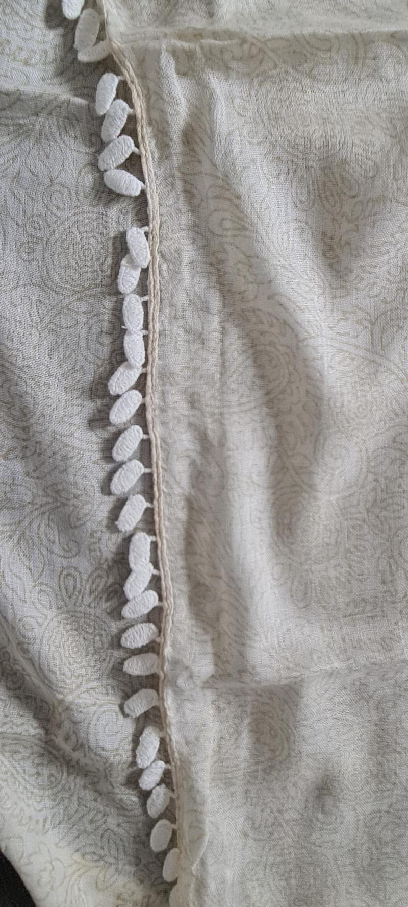 SAMAYA Tuch Schal Viskose kleine Bommeln Blüten und Paisley Muster