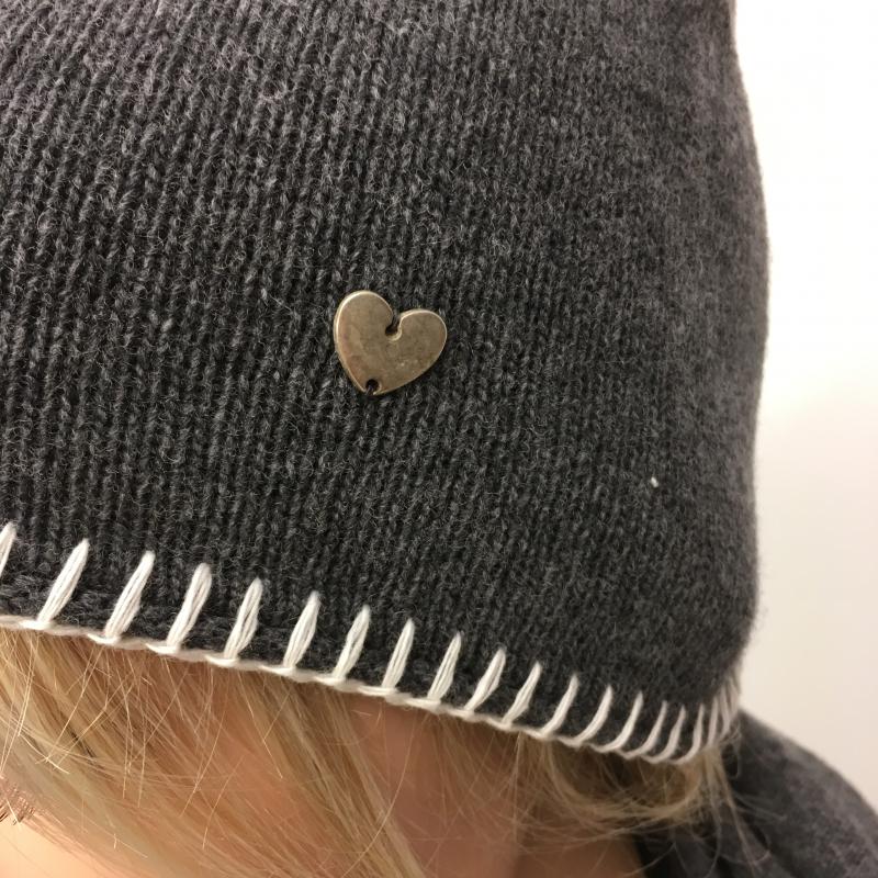 Zwillingsherz Mütze grau  mit Kaschmir Wolle und  Metall-Herz