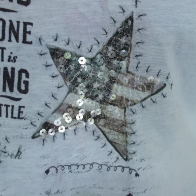 T-Shirt hellblau mit Sternen und Pailletten Größe M