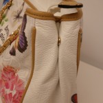 Große Tasche mit Blumen- und Schmetterlingsprint und Schriftzug cremeweiß