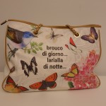 Große Tasche mit Blumen- und Schmetterlingsprint und Schriftzug cremeweiß