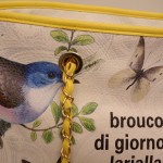 Große Tasche mit Blumen- und Schmetterlingsprint und Schriftzug cremeweiß