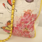 Große Tasche mit Blumen- und Schmetterlingsprint und Schriftzug cremeweiß