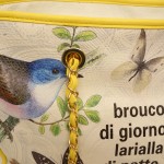 Große Tasche mit Blumen- und Schmetterlingsprint und Schriftzug cremeweiß