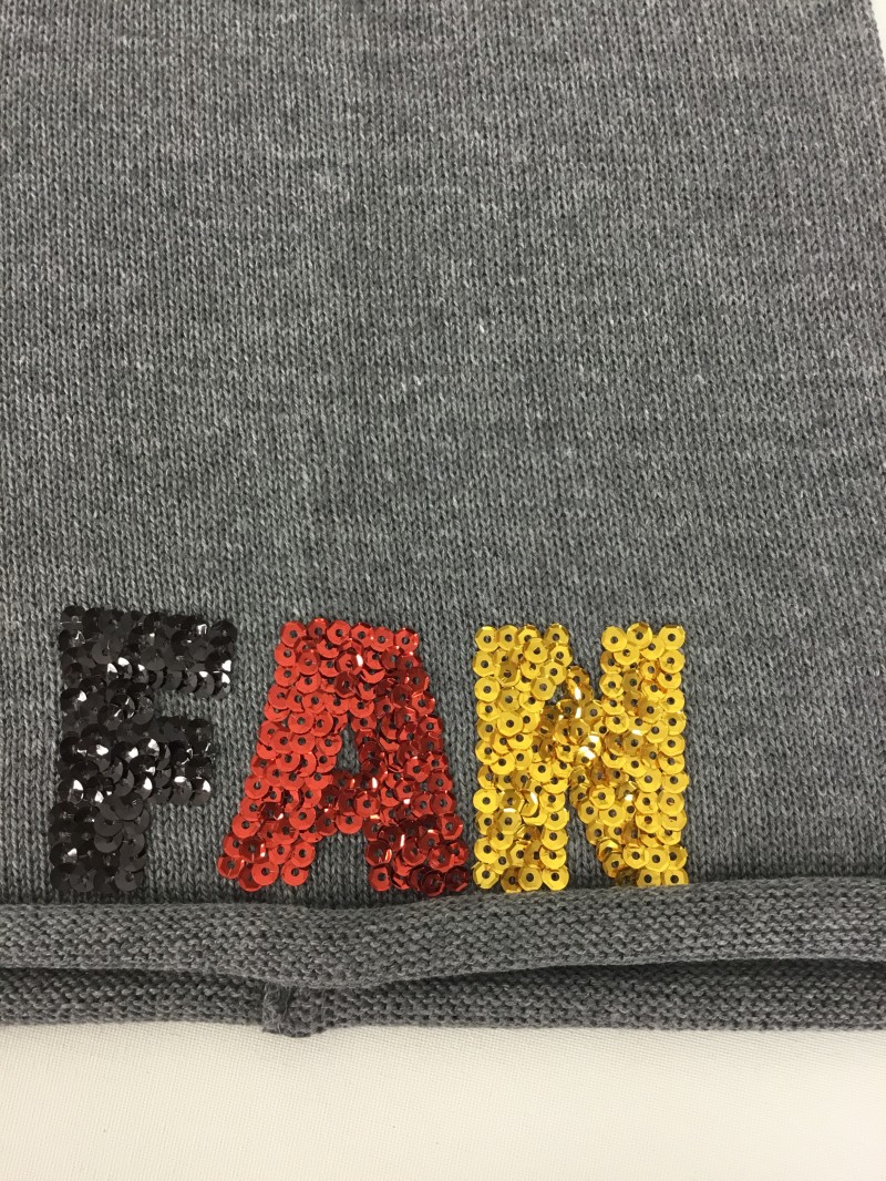 Strickmütze Beanie Fan Mütze grau mit Pailletten-Motiv schwarz rot gold