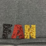 Strickmütze Beanie Fan Mütze grau mit Pailletten-Motiv schwarz rot gold