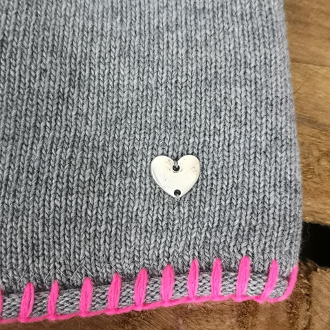 Zwillingsherz Mütze grau mit Fleece-Streifen und Metall-Herz