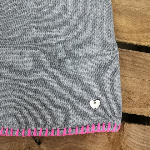 Zwillingsherz Mütze grau mit Fleece-Streifen und Metall-Herz